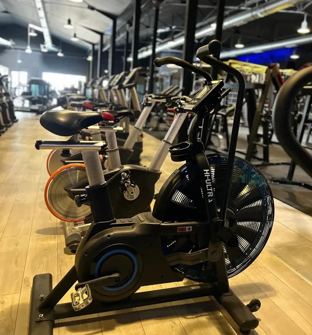 Vélo à air sur le plateau cardio