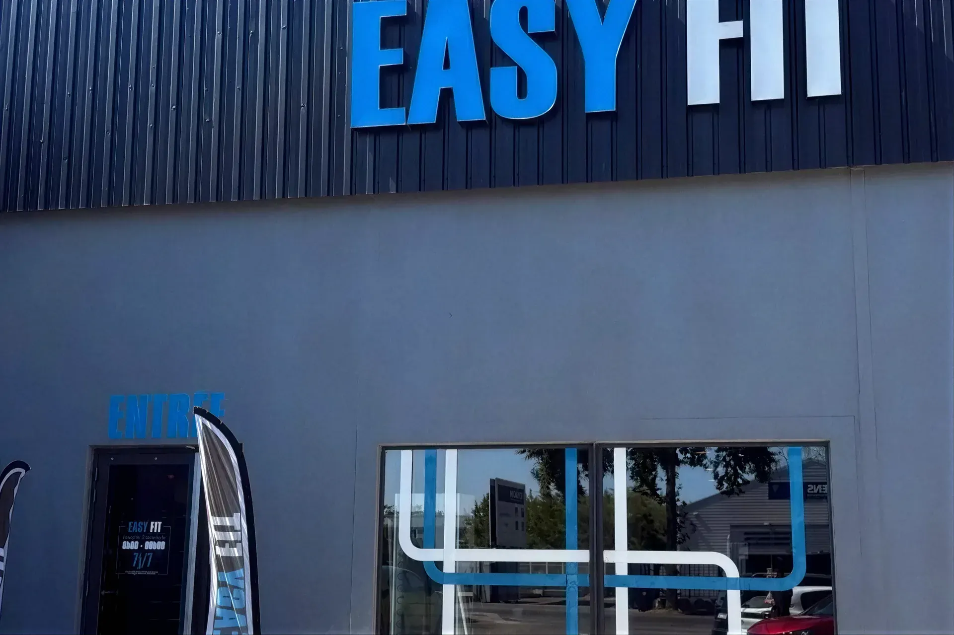 Façade du club Easy Fit avec l'entrée, Avenue du Maréchal Juin à Nîmes