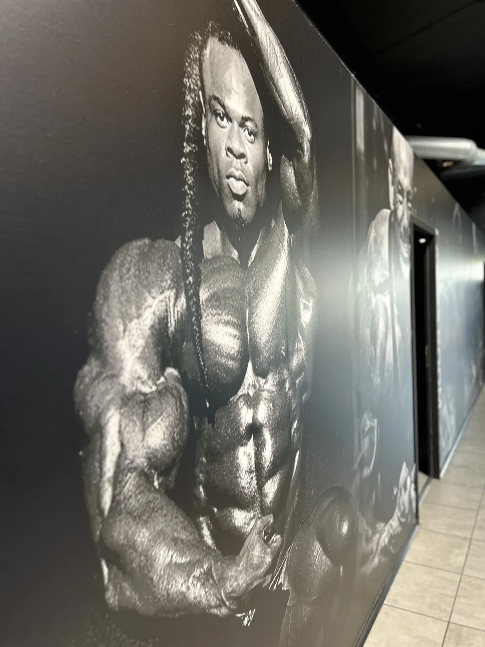 Fresque noir et blanc d'un culturiste dans le couloir du club