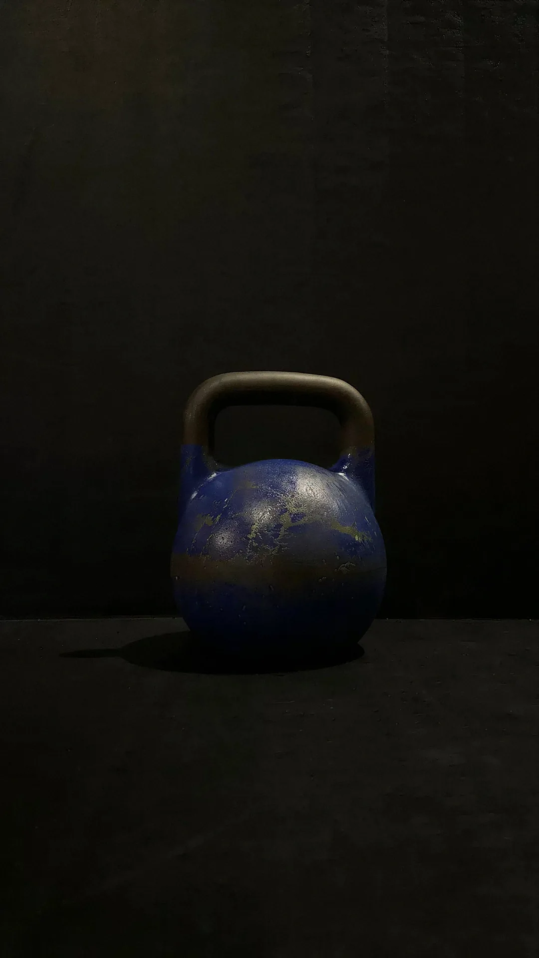 Kettlebell posée au sol dans la salle