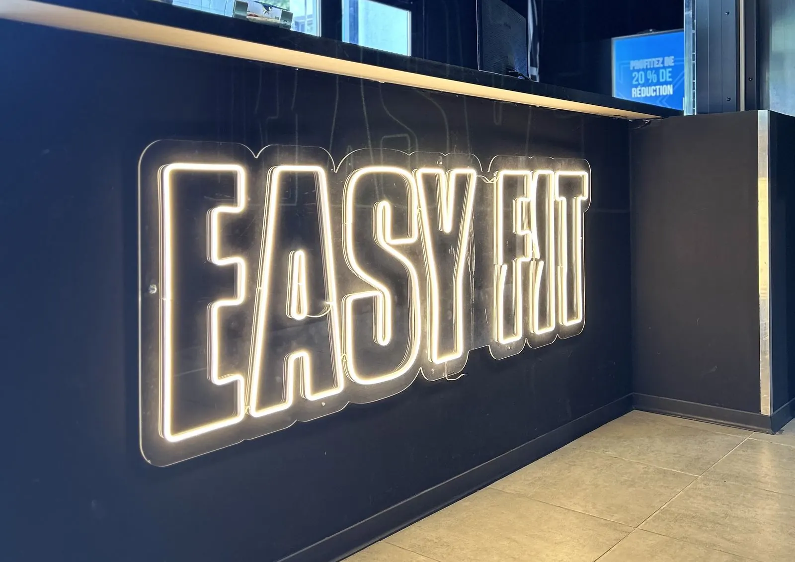 Néon EASY FIT sur le comptoir d'accueil du club