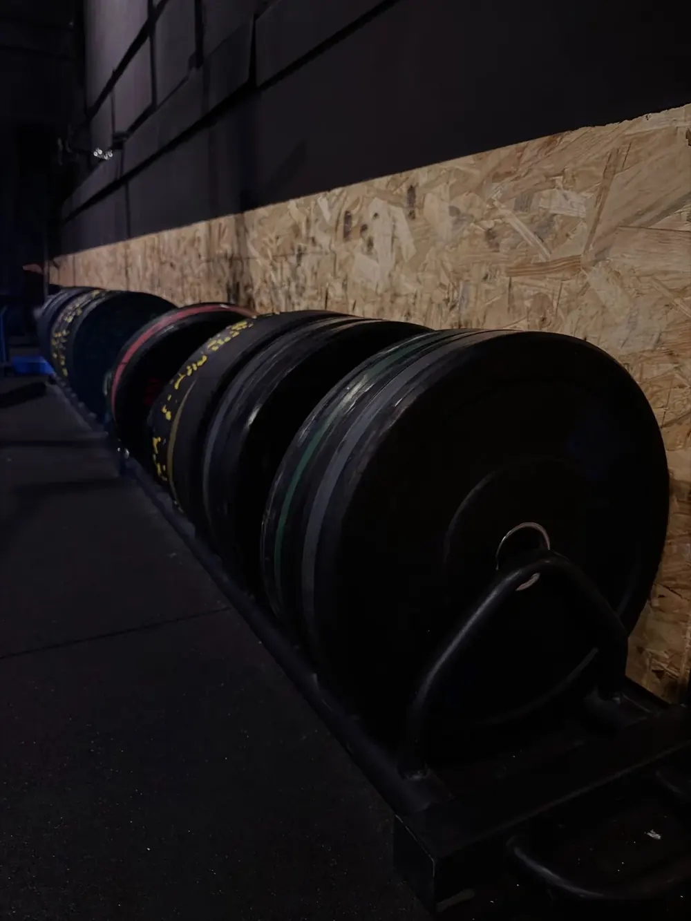 Disques de musculation rangés