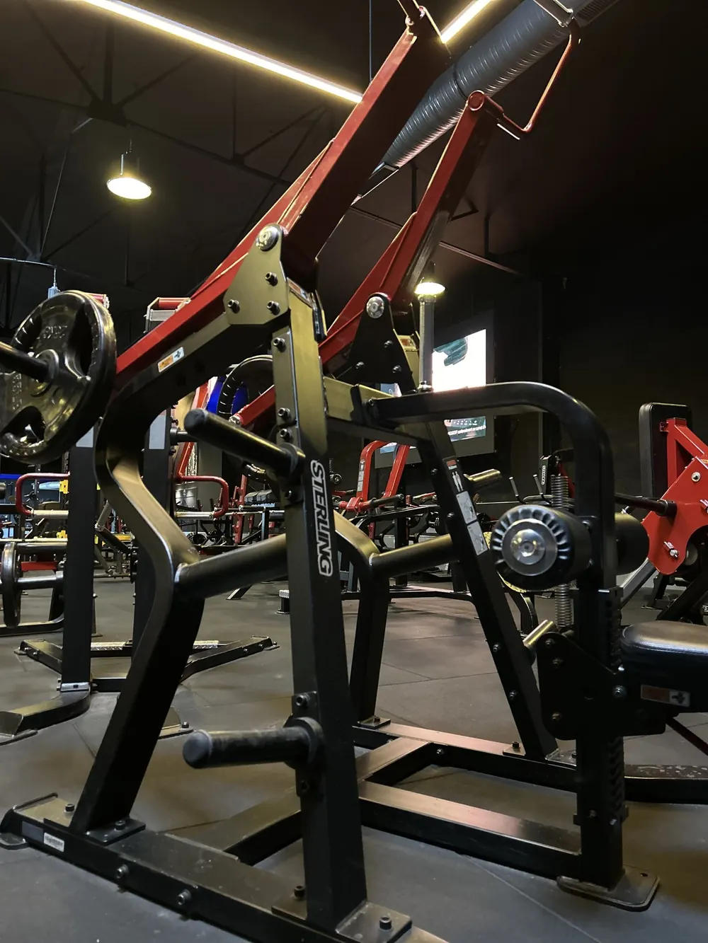 Gros plan sur une machine à charge noire et rouge