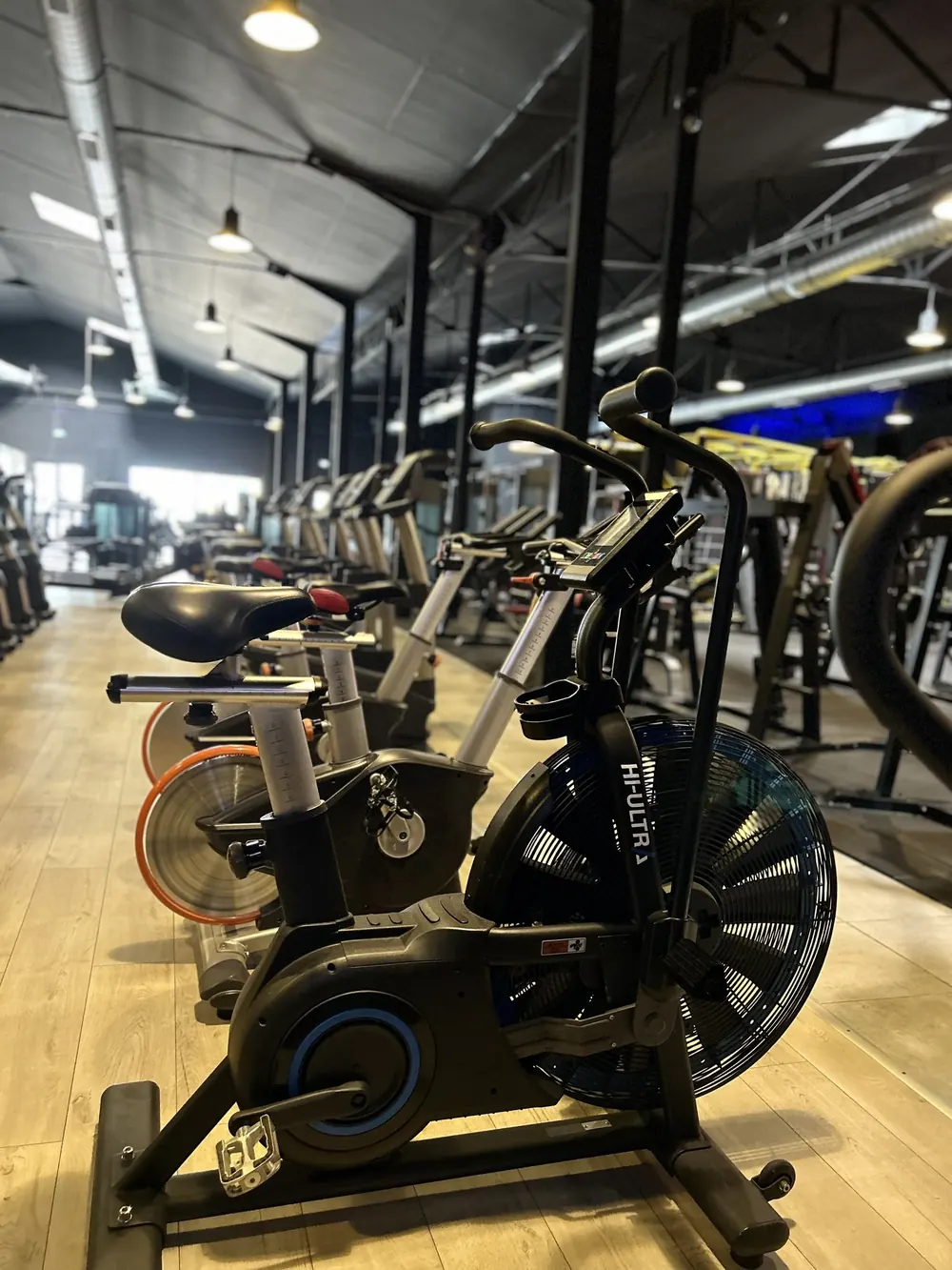 Vélos à air alignés sur le plateau cardio