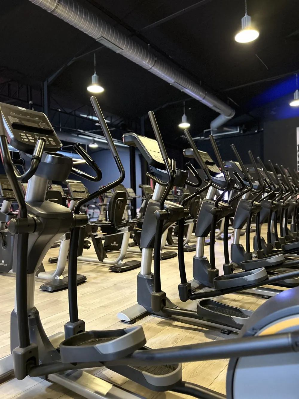 Rangée d'elliptiques sur le plateau cardio