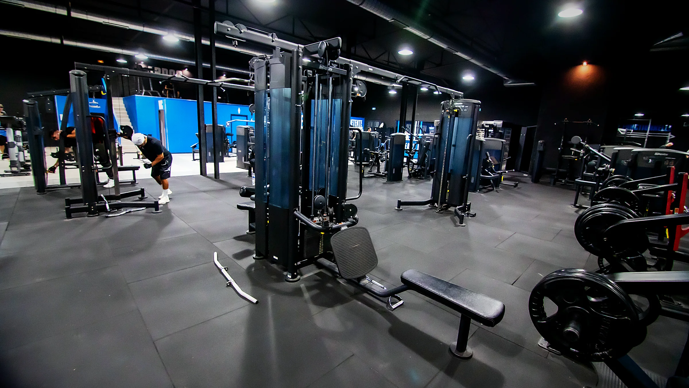 Vue large de l'espace Musculation avec machines guidées