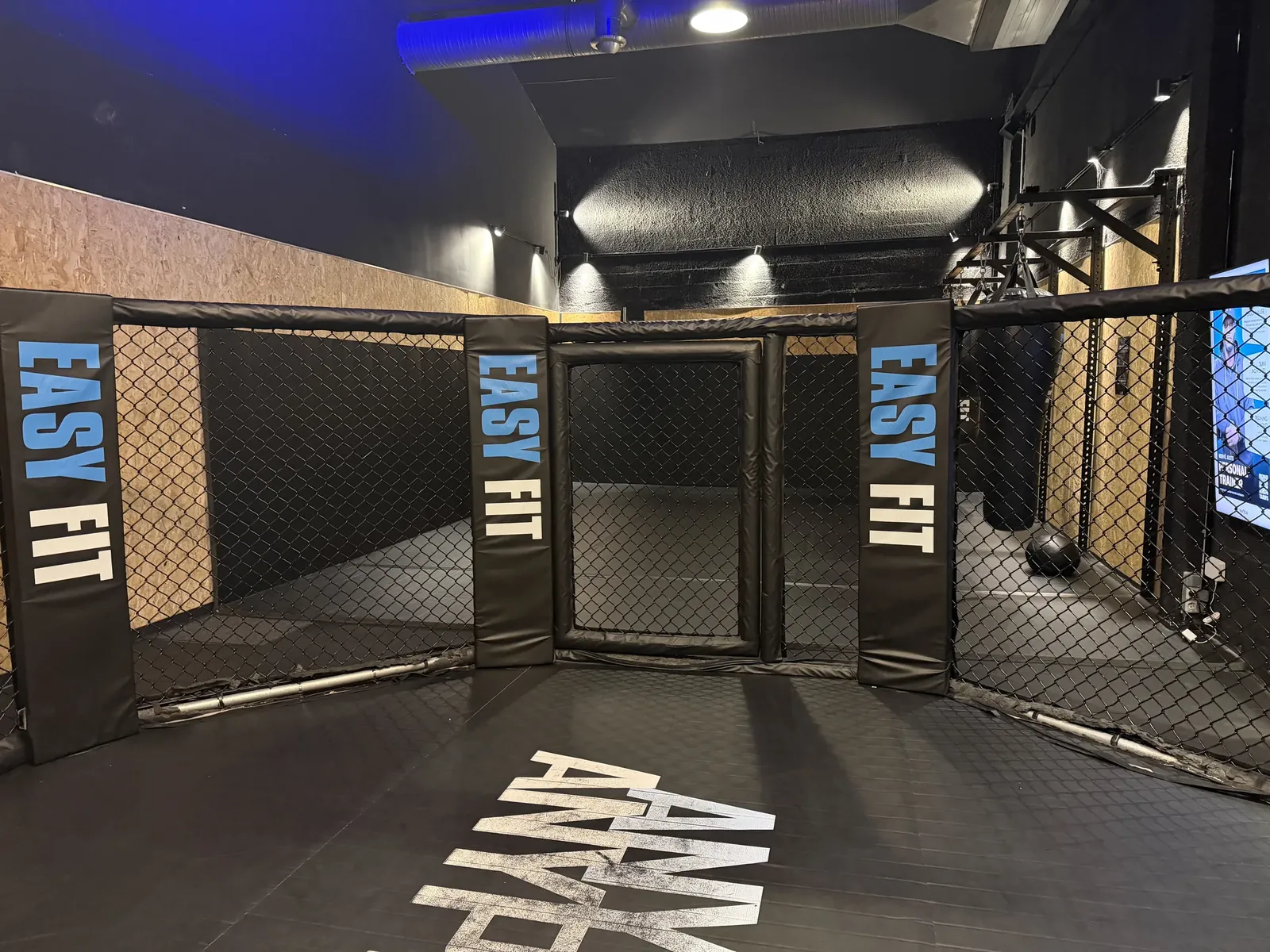 Entrée de la cage de la Fight zone