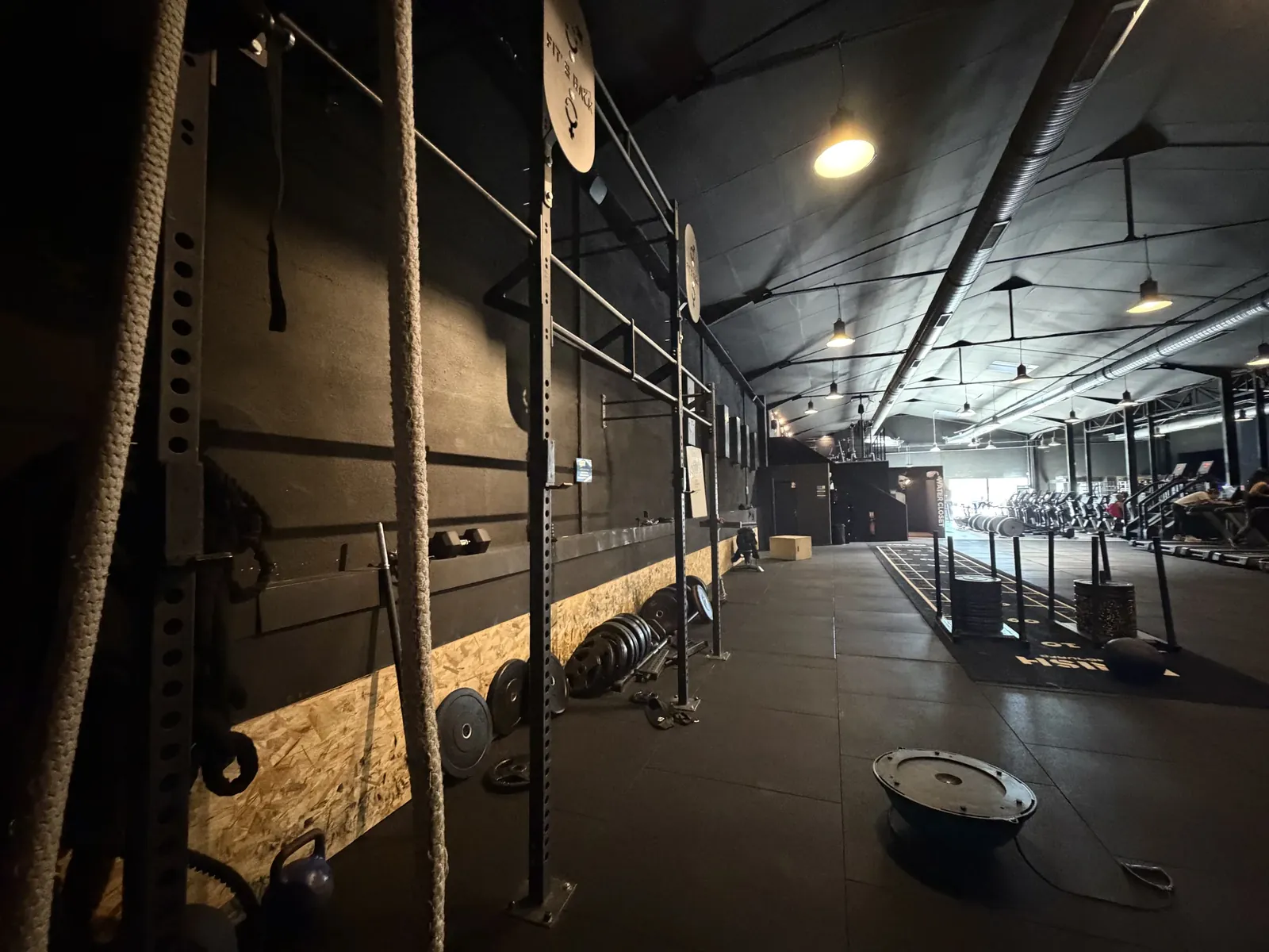 Rig, cordes et rameurs de la Zone Hyrox et Cross, où se préparent les épreuves