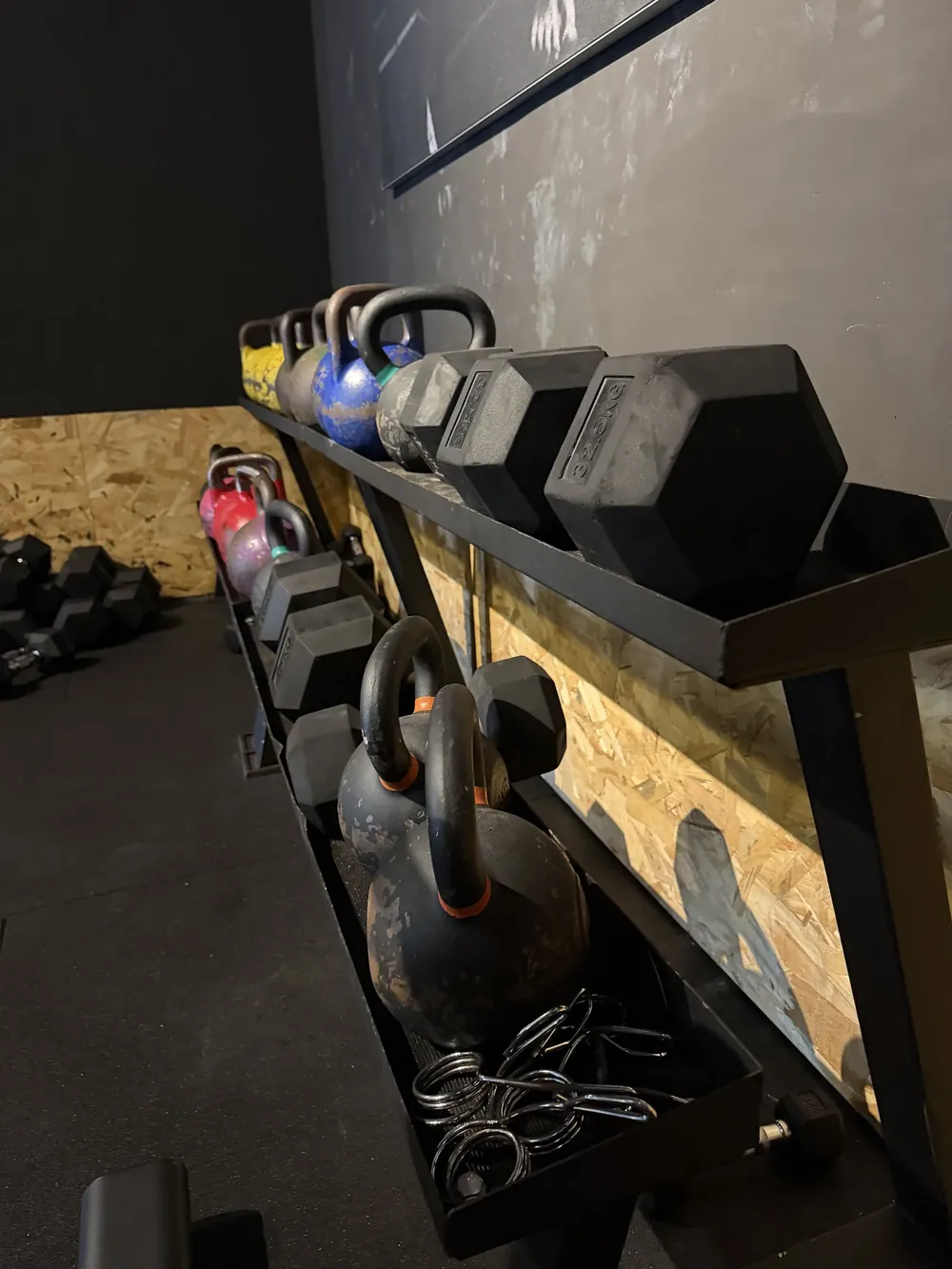 Kettlebells et haltères de la Zone Hyrox et Cross