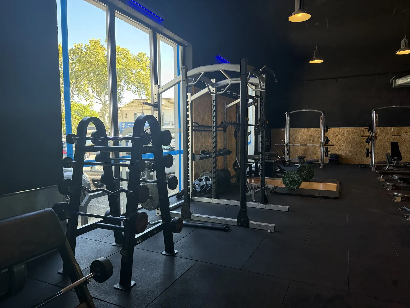 Racks et machines de la Zone force
