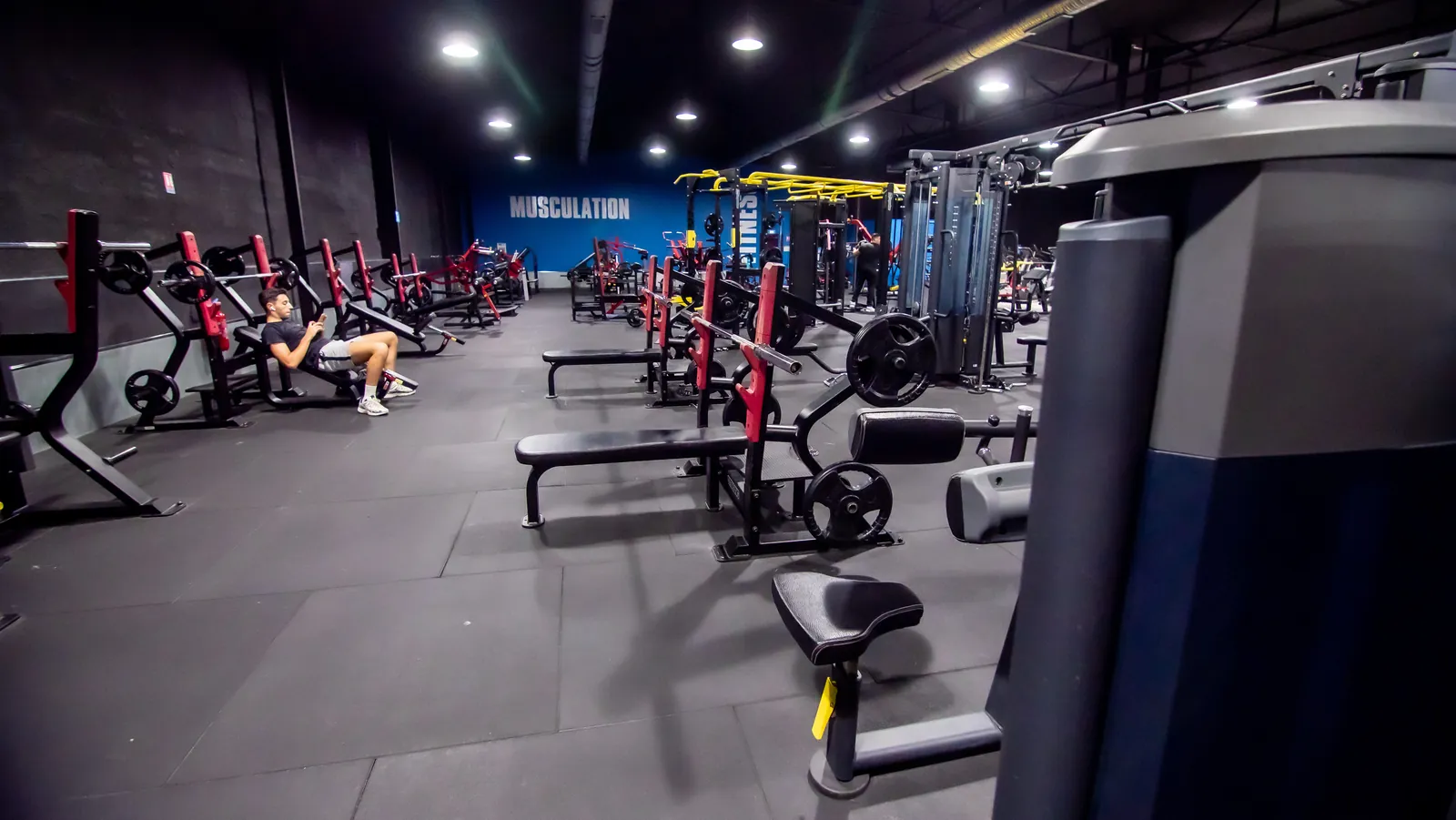 Plateau musculation Easy Fit avec bancs, racks et poulies
