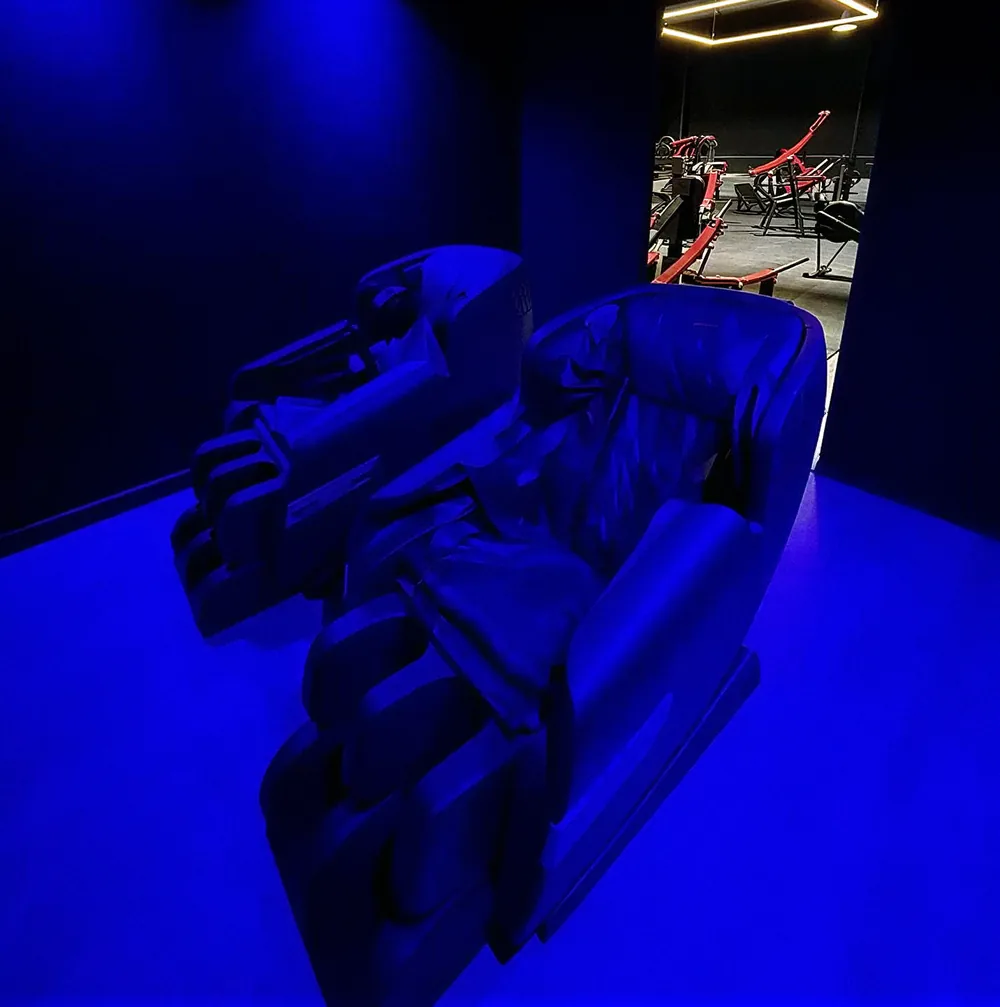 Fauteuils massants de l'Espace récupération sous lumière bleue